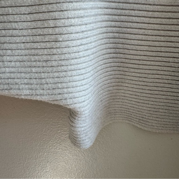 Lovers + Friends White Olivia Off the Shoulder Sweater size Medium - Picture 8 of 12